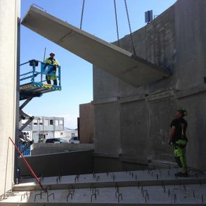 Betongelement løftes med kran