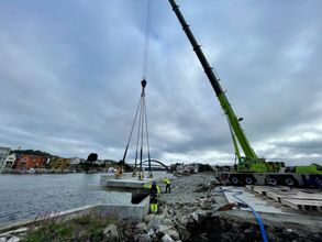 Pågående arbeid med betongelementer og armeringsjern