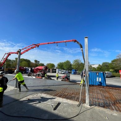 Betongarbeid utendørs med blå himmel 