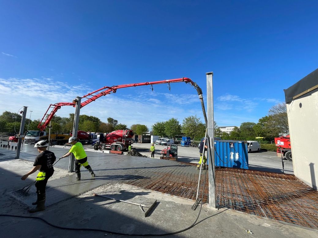 Betongarbeid utendørs med blå himmel 