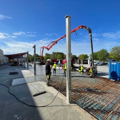 Betongarbeid utendørs med blå himmel 