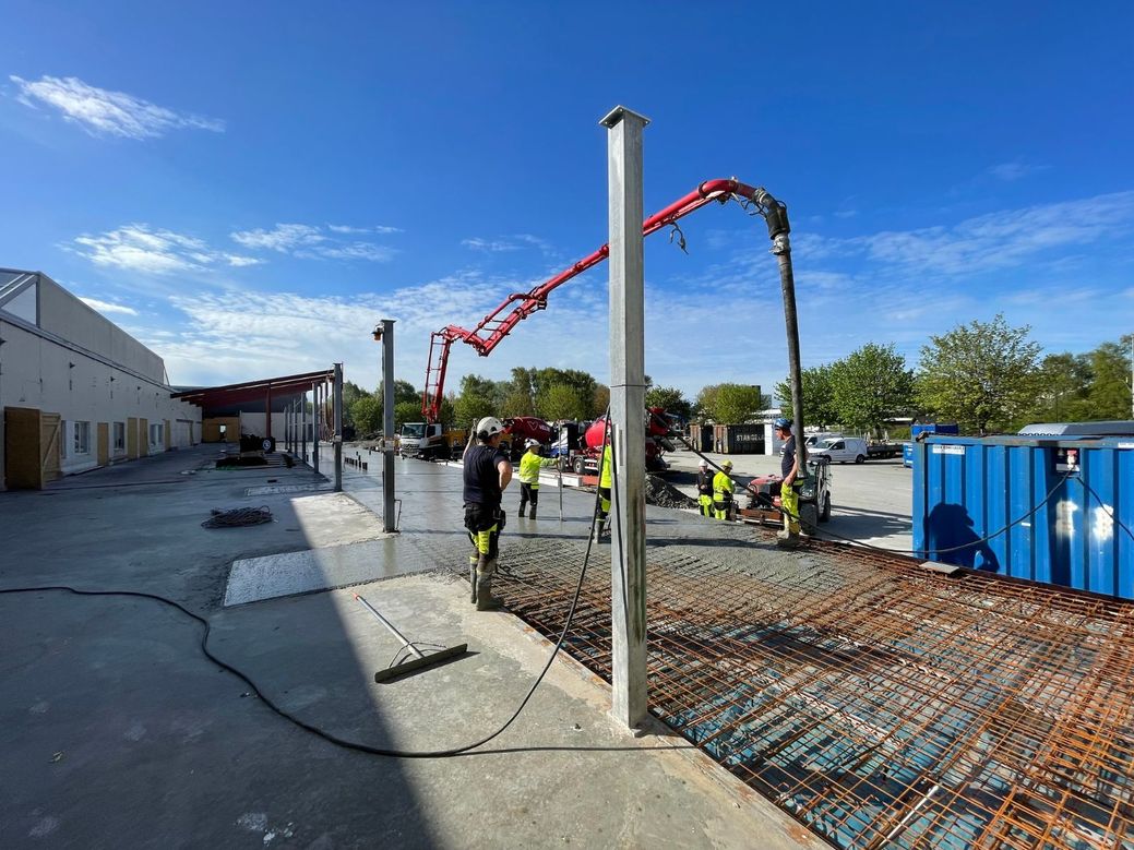 Betongarbeid utendørs med blå himmel 